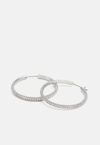 Brincos de argola prateados adornados com strass transparentes em forma circular ao longo da borda exterior; textura lisa e polida; fecho articulado.
