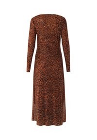 Langärmliges Kleid aus orangebraunem Stoff mit schwarz-weißem Leopardenmuster. Es hat eine gerade Silhouette und einen runden Ausschnitt.