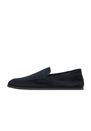 Mocassino slip-on in camoscio blu navy scuro con suola bassa e piatta e cuciture minime, mostrato in profilo su sfondo bianco.