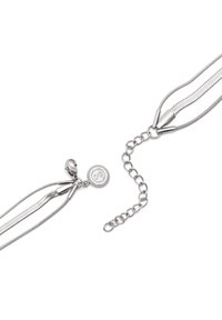 Collana in metallo tono argento con design a rete, dotata di un ciondolo circolare e catene a strati, comprende una chiusura a gancio e una catena regolabile.