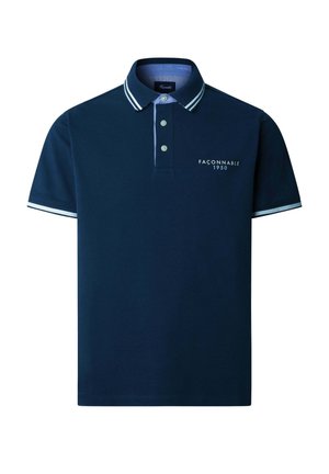 Polo azul marino con cuello y mangas a rayas blancas, tres botones y el logotipo "Façonnable 1950" en el pecho.