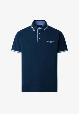 Polo bleu marine avec col et manches rayés blancs, trois boutons, et logo "Façonnable 1950" sur la poitrine.