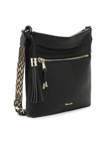 Zwarte getextureerde crossbodytas met voorvak met rits, decoratieve kwast en verstelbare beige-zwart patroon schouderriem.