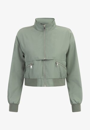 Chaqueta cortada de color verde claro con un alto cuello, que presenta un cierre frontal, dos bolsillos con cremallera y puños y dobladillo acanalados. Textura suave.