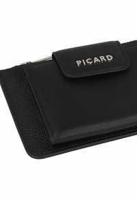Cartera de cuero negro con una superficie texturizada, una solapa central con cierre a presión y el nombre de la marca "PICARD" en letras plateadas.