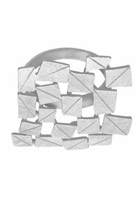 Srebrny metalowy pierścionek z abstrakcyjnym wzorem, składającym się z zazębiających się kształtów geometrycznych, z teksturowaną powierzchnią i kanciastymi fasetami.