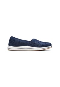 Marine instap schoenen gemaakt van geperforeerd materiaal, met een witte rubberen zool en een subtiele bruine accent langs de rand.