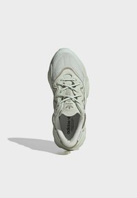 adidas Originals OZWEEGO  - Sporta apavi - green