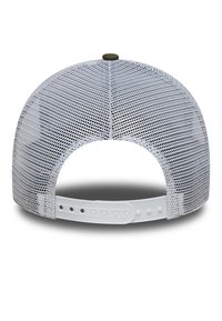 Fehér hálós baseballsapka műanyag pattintó záródással, lekerekített tetejű és hátsó szellőző kialakítással.