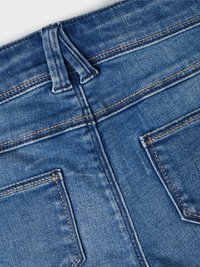 Jeans en denim bleu avec une taille haute, un léger délavage et deux poches arrière avec des détails de couture visibles.