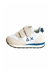 Sneaker per bambino beige e bianco con accenti blu, due cinturini in Velcro e logo geometrico sul lato, mostrato su uno sfondo bianco.