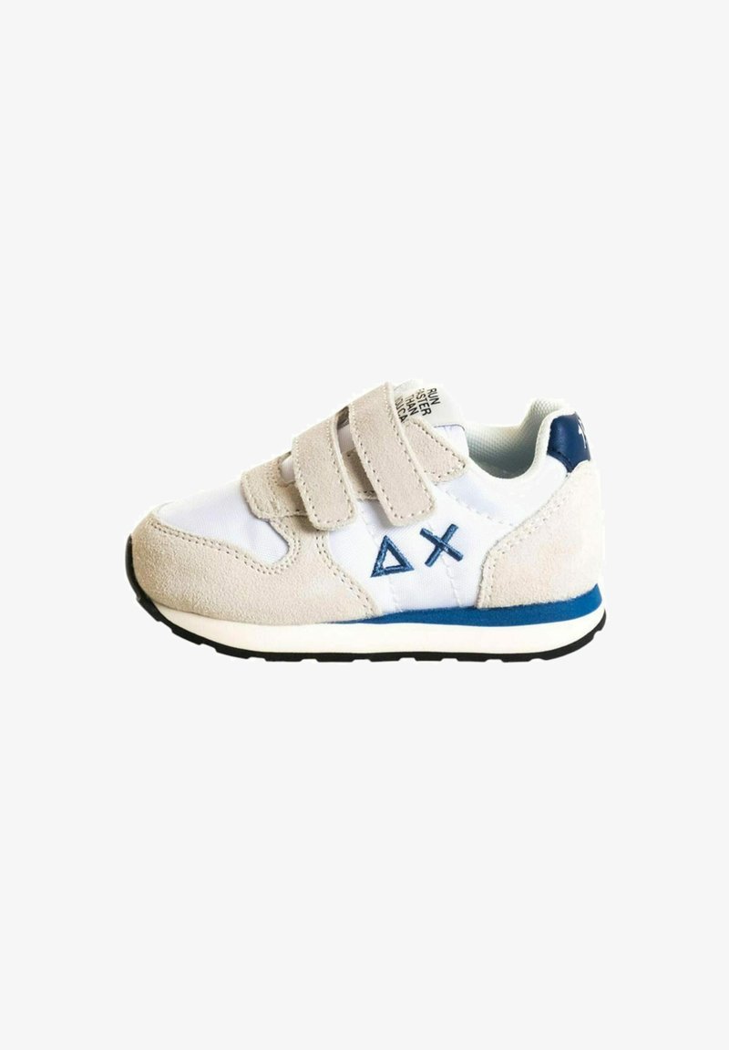 Sneaker per bambino beige e bianco con accenti blu, due cinturini in Velcro e logo geometrico sul lato, mostrato su uno sfondo bianco.