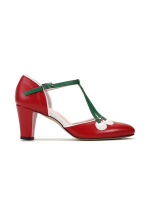 Czerwony skórzany but na obcasie z zielonym paskiem T i klamrą, zdobiony białymi okrągłymi akcentami przy palcach.