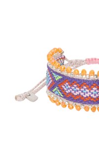 Färgglad vävd armband med mönster i lila, orange och grönt med pärlakkcenter. Inkluderar en justerbar rosa snodd och silverfärgad spänne.