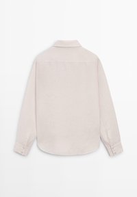 Světle růžová košile s dlouhým rukávem na knoflíky a límečkem, pohled zezadu, s manžetami na knoflíky a rovnou klopou.