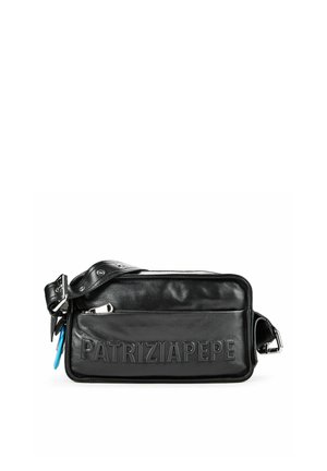 Borsa a tracolla rettangolare in pelle nera con logo PATRIZIA PEPE in rilievo e tracolla regolabile con fibbia in metallo.