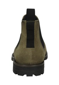Rückansicht eines olivgrünen Wildleder-Chelsea-Boots mit schwarzen elastischen Seitenteilen, einer schwarzen Zuglasche und einer dicken schwarzen Gummiprofilsohle.