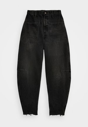 Pantalones de mezclilla negros oscuros con una cintura alta, grandes bolsillos frontales y un dobladillo deshilachado. Presentan un ligero desgaste y un cierre clásico de botones.