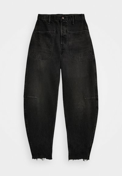 Pantalones de mezclilla negros oscuros con una cintura alta, grandes bolsillos frontales y un dobladillo deshilachado. Presentan un ligero desgaste y un cierre clásico de botones.