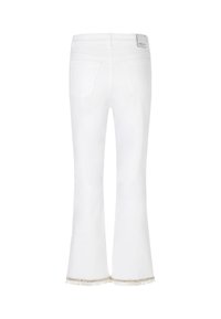 Weiße ausgestellte Jeans mit glatter Textur, zwei Gesäßtaschen und einem dekorativen Fransendetail sowie Perlenakzenten am Saum.