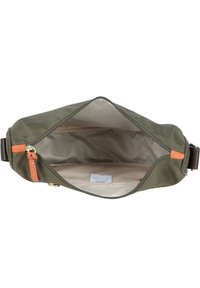 Borsa in nylon verde con apertura a zip, dotata di un interno beige, dettagli in pelle arancione e accessori in oro. Design spazioso e lineare.