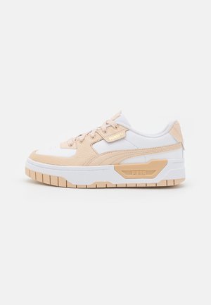 Sneaker low-top con pannelli in pelle bianca e beige, dettagli della suola beige, logo Puma di lato e lacci beige, visto dal lato esterno.
