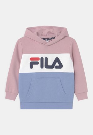 Sweat à capuche avec un bloc de couleurs rose, blanc et bleu. Comprend une poche avant et un grand logo FILA en bleu foncé et rouge. Matière en mélange de coton.