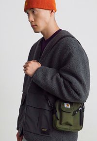Carhartt WIP ESSENTIALS BAG SMALL UNISEX - Keresztpántos táska - office green