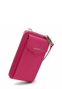 Portafoglio in pelle rosa con finitura texturizzata, dotato di una cerniera dorata, una tasca frontale con patta e un manico a polso per maggiore comodità nel trasporto.