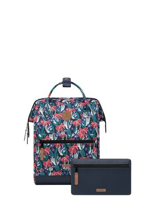 Rucksack mit floralem Muster, einem oberen Griff, navyfarbener Stoffbasis und einer vorderen Reißverschlusstasche. Enthält eine passende navyfarbene Reißverschlusstasche.