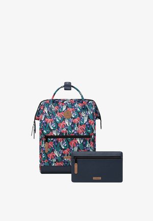 Rucksack mit floralem Muster, einem oberen Griff, navyfarbener Stoffbasis und einer vorderen Reißverschlusstasche. Enthält eine passende navyfarbene Reißverschlusstasche.