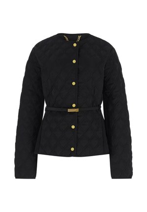 Zwarte gewatteerde jas met gouden knopen en een smalle riem, voorzien van lange mouwen en een ronde halslijn.