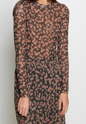 Schwarzes Kleid mit langen Ärmeln, kleinem orange-pinken Blumenmuster, tailliert und transparentem Stoff an Ärmeln und oberer Brust.