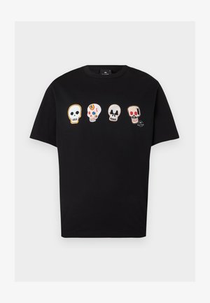 Črna majica s kratkimi rokavi z štirimi vezenimi pisano okrašenimi lobanjami, ki so vodoravno razporejene čez prsi.