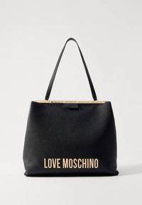 Borsa tote in pelle nera granulata con manico superiore liscio in oro. Presenta il logo "LOVE MOSCHINO" in oro sul davanti. Design spazioso e strutturato.