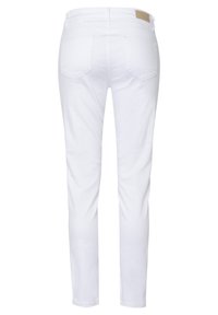 Jean en denim blanc avec une silhouette ajustée, dotés de deux poches arrière et d'une texture lisse. Comprend une étiquette de marque marron sur la ceinture.