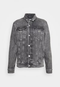 Szara kurtka dżinsowa z kołnierzem, dwoma kieszeniami na piersi oraz pięcioma srebrnymi guziki. Charakteryzuje się przetartą teksturą i pionowymi szwami jako elementami dekoracyjnymi.