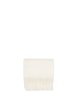 Écharpe blanche douce pliée avec des bords à franges d'un côté sur un fond uni.