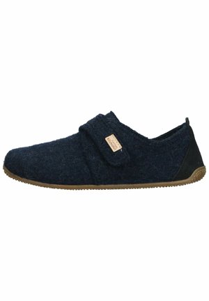 Scarpa slip-on in felt blu navy con cinturino in Velcro e suola in gomma marrone. Presenta una superficie testurizzata e un piccolo dettaglio con etichetta sul lato.