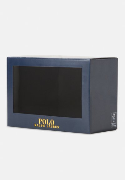 Ναυτικό χαρτόκουτο με διαφανές μπροστινό παράθυρο, που χαρακτηρίζεται από χρυσό κείμενο "POLO RALPH LAUREN" και ένα λογότυπο πιστοποίησης FSC στη μία πλευρά.