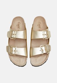 Sandalias metálicas doradas con dos hebillas ajustables, planta de corcho y suela de goma negra texturizada. Acabado suave y diseño casual.