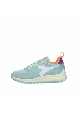 Scarpa sportiva di colore azzurro chiaro con accenti bianchi, fodera interna arancione e tallone viola. Realizzata in materiali mesh e suede, presenta una suola testurizzata.