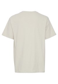 Lys beige kortærmet t-shirt med en afslappet pasform. Enkel design med rund hals og blødt, tekstureret stof. Ingen synlige grafikker eller udsmykninger.