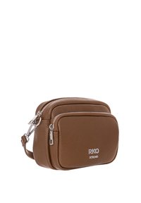 Borsa a tracolla in pelle marrone texture con hardware argentato, due scomparti con zip e un logo sul davanti. Design compatto.