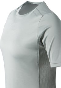 Lys grå atletisk t-shirt med korte ærmer, glat stof, rund halsudskæring og struktureret sidepanel for åndbarhed og komfort.