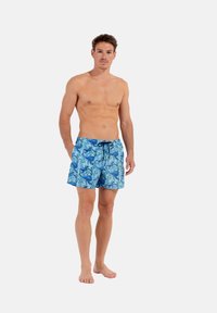 Blaue Badeshorts mit floralen Mustern und einem Kordelzugverschluss, aus leichtem Material gefertigt, mit lockerer Passform und seitlichen Taschen.