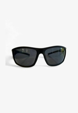 Gafas de sol negras con un diseño envolvente, lentes oscuros y un marco de plástico liso. Presenta patillas curvadas para un ajuste seguro.