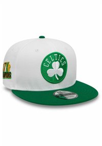 Weißes Snapback-Hut mit grünem Flachschirm. Enthält ein grünes gesticktes Kreislogo mit einem Kleeblatt und "CELTICS". Seitentext: "17X CHAMPIONS."