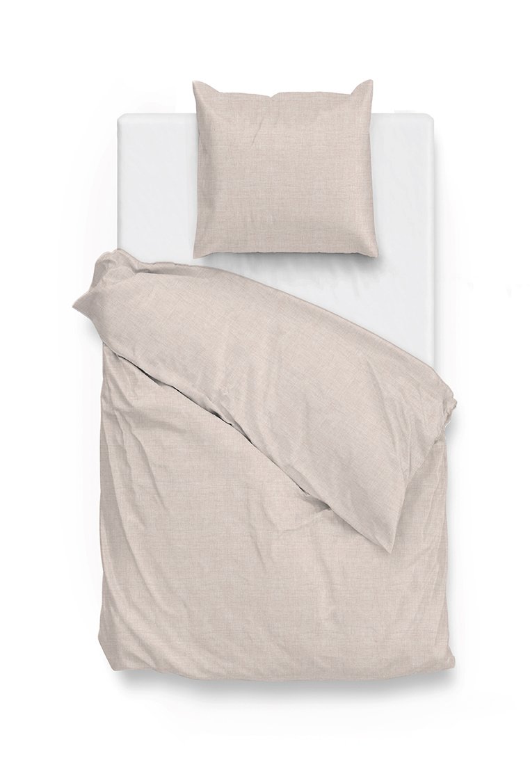 Ensemble de linge de lit beige clair comprenant une housse de couette et une taie d'oreiller assortie, présentant une texture lisse et un motif de tissage subtil sur le tissu.