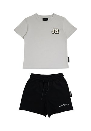 Maglietta grigia a maniche corte con le lettere "JR" sul petto e pantaloncini neri con fascia elastica in vita con la scritta "Richmond" sulla gamba.